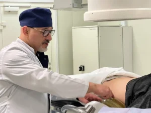 Тотров подготавливает к литотрипсии