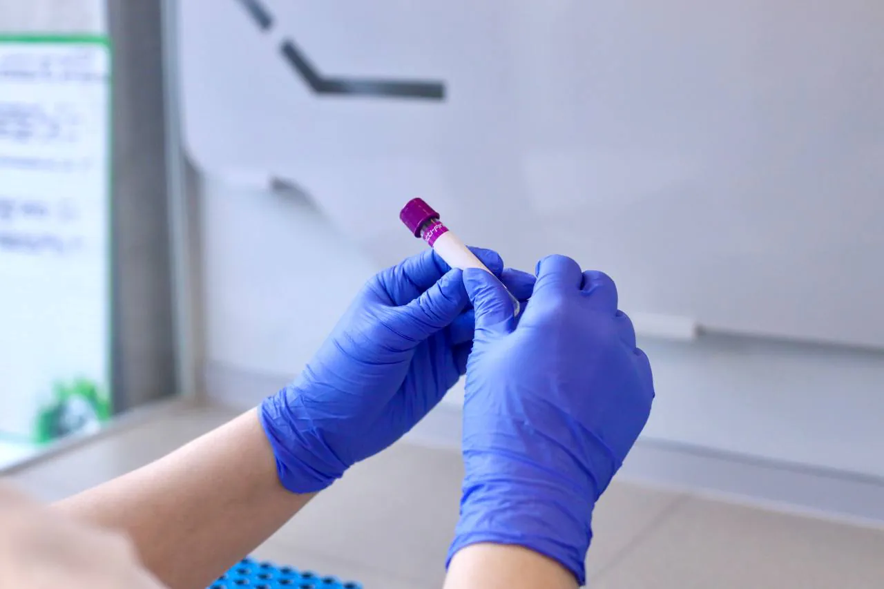 кровь в пробирке на ииследование